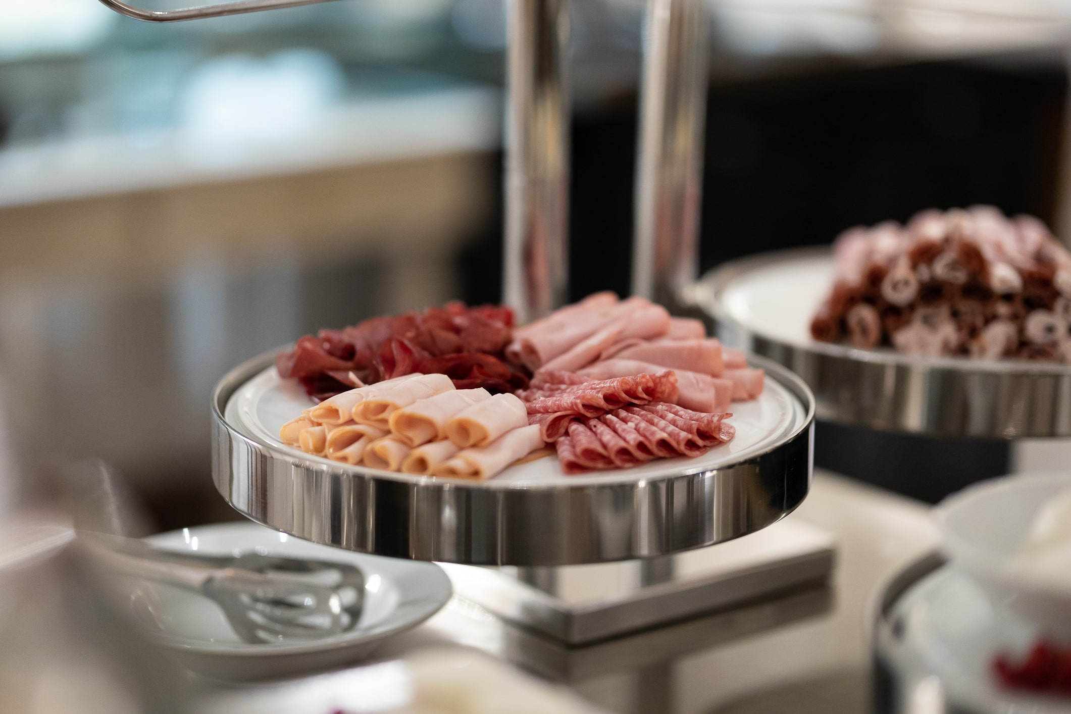 détail d'un plateau avec 4 types de charcuteries tranchées pour le petit déjeuner