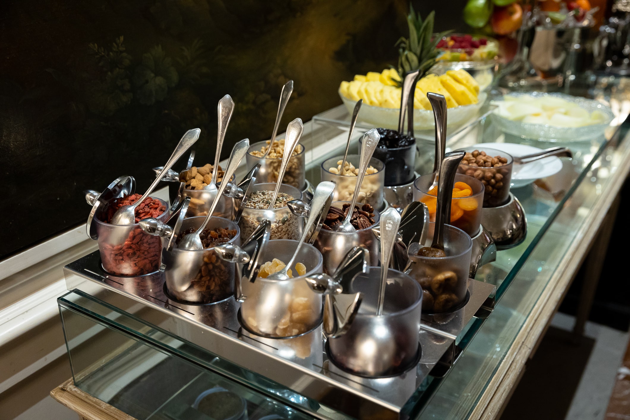 détaillez les contenants avec 16 types différents de granola et de fruits secs pour le petit-déjeuner