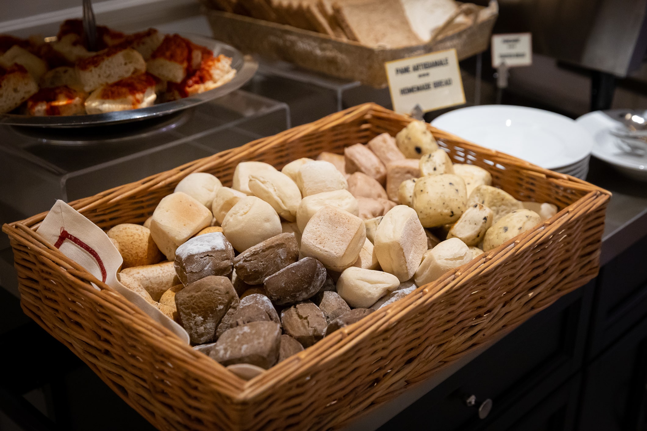 panier en osier contenant trois types de sandwichs pour le petit déjeuner