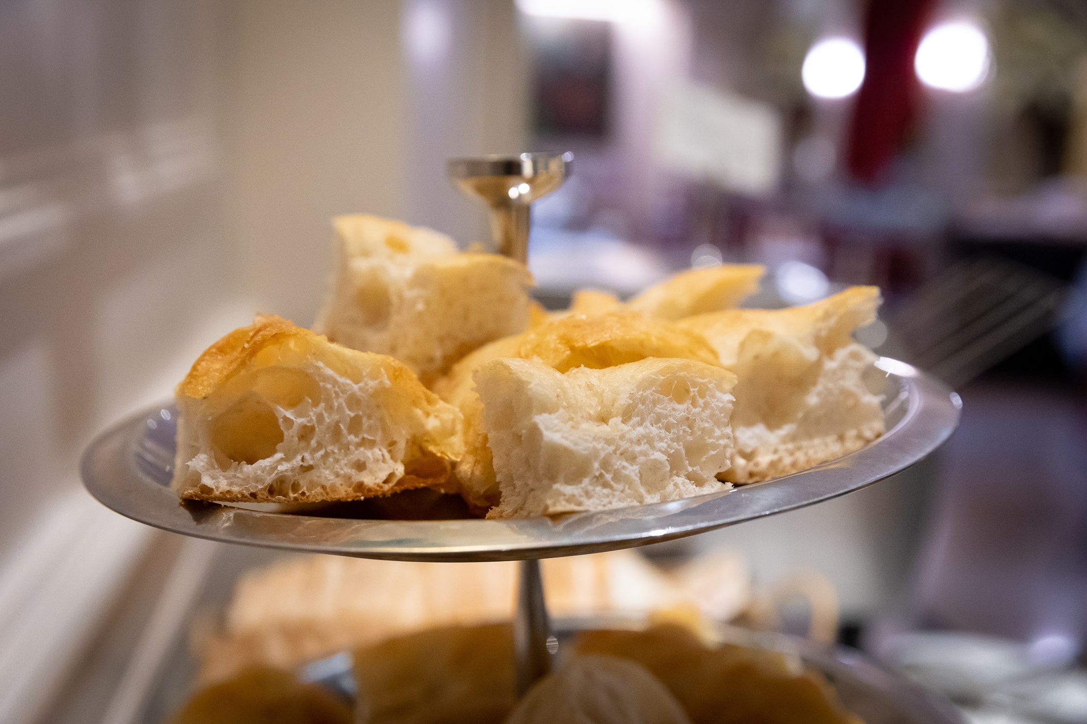 focaccia blanche pour le petit déjeuner, coupée et servie sur un plan de travail en argent